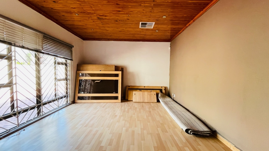 5 Bedroom Property for Sale in Van Der Hoff Park North West